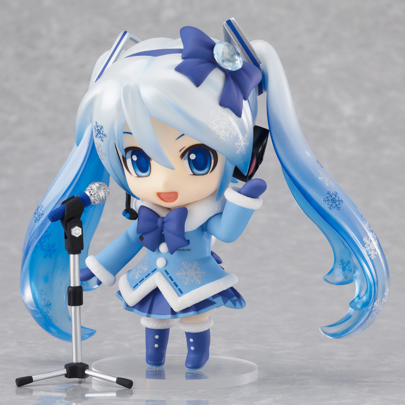 now we have snow miku 2012! this is where the designs start to get interesting! shes one of my personal favorite snow mikus!!