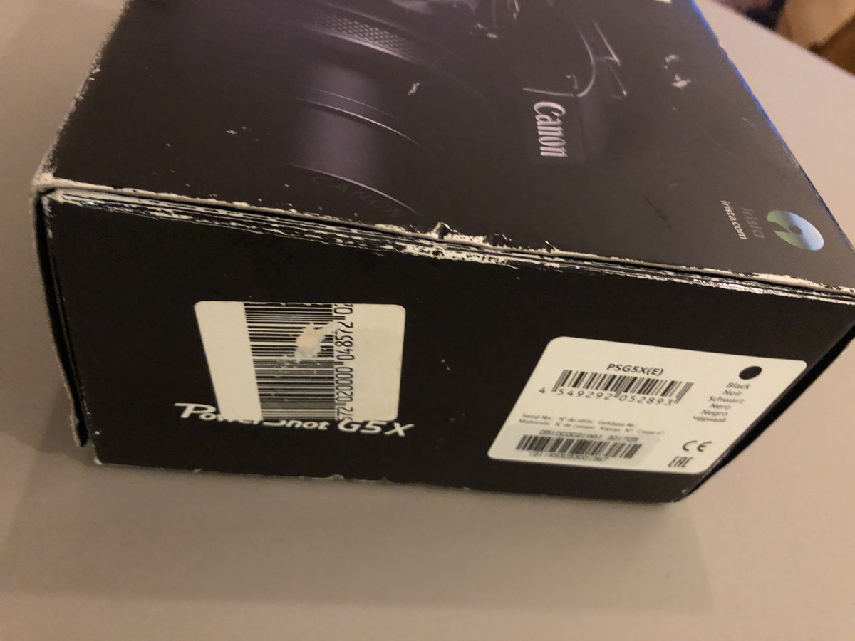 FulcoPldrmn's tweet photo. @mediamarkt_nl Vandaag mijn 'nieuwe' camera van jullie binnengekregen. Volle prijs betaald. Blijkbaar een showroommodel of outlet product gekregen. Doos ziet er zo uit, niet verzegeld. Tevens stof op het product en gebruikssporen. https://t.co/vY4xMkB4kh