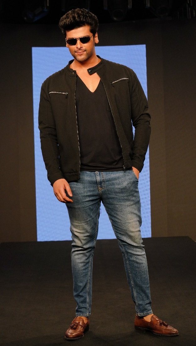 TimesFashionWk's tweet photo. @KushalT2803 lit up the ramp with this dashing aura and his @carreraworld eyewear at #BombayTimesFashionWeek
#BTFW #WinterFestive #TimesFashionWeek #VirtualFashionWeek #fashionweek #unconventional #bling #VirtualEdit https://t.co/hmwD071LqU