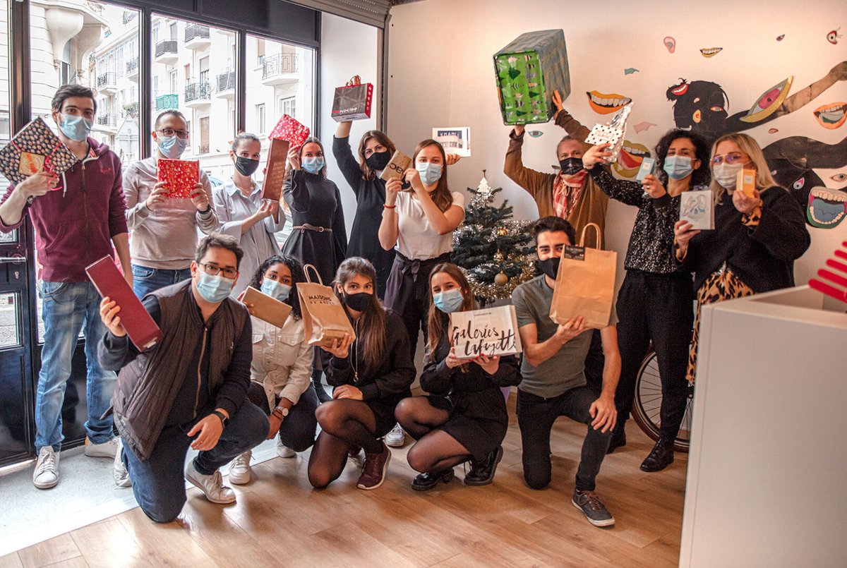 Toute l’équipe de Shakebiz se prépare à recevoir comme il se doit le Père Noël. Prenez soin de vous, faites-vous plaisir ! Joyeux Noël ! 🎅
#teamshakebiz #equipe #byshakebiz #frenchagency #agencedecommunication #noel2020 #cadeaudenoel #merrychristmas #joyeuxnoel #noel #christmas