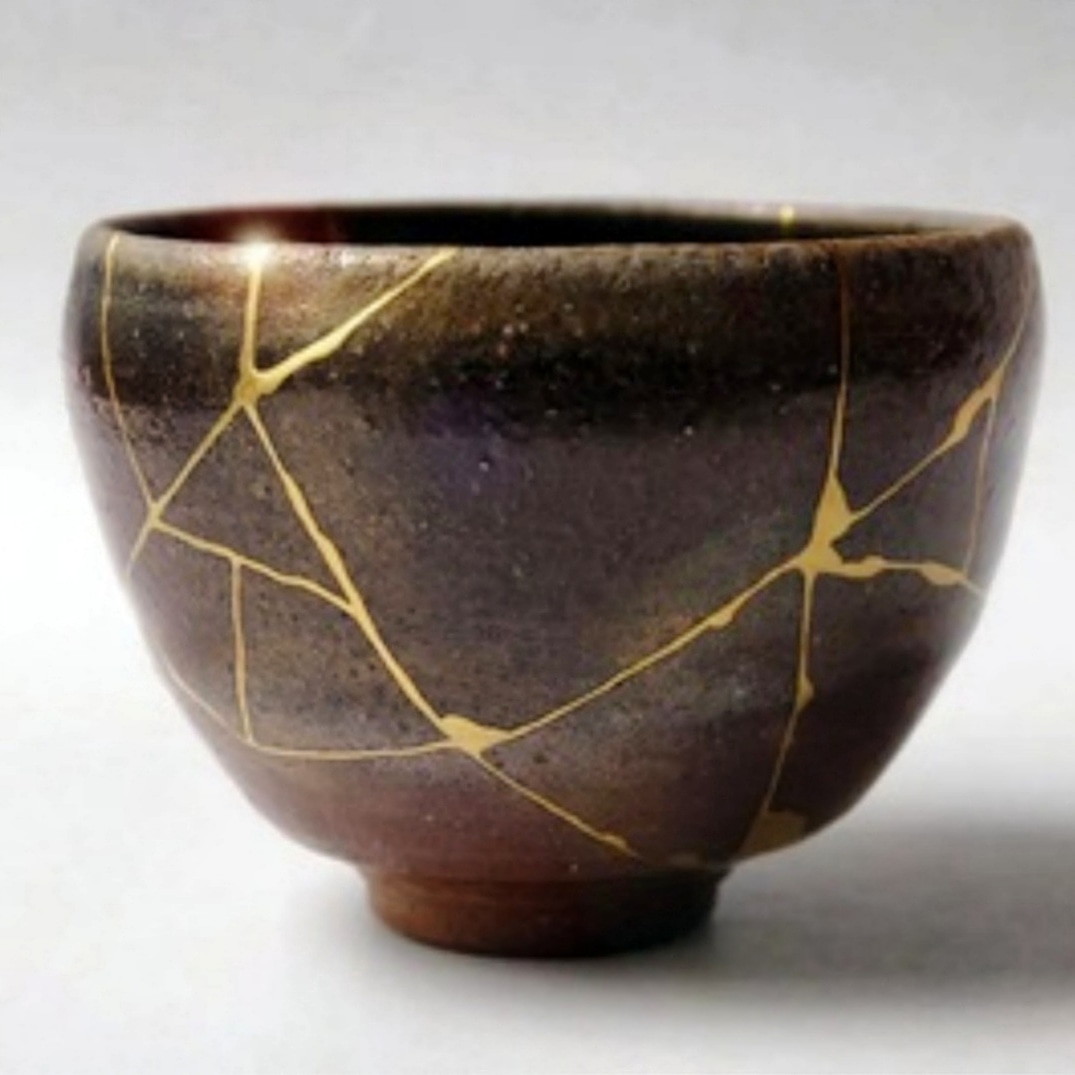 GabrielBourbon's tweet image. La técnica japonesa del kintsugi, embellece con polvo de oro, los trozos de cerámica rotos, en vez de desecharlo. Hagamos lo mismo, con los trozos que han quedado de nuestra vida, durante este terrible 2020...FELIZ NAVIDAD #kintsugiart #kintsugi #japón #navidad2020
