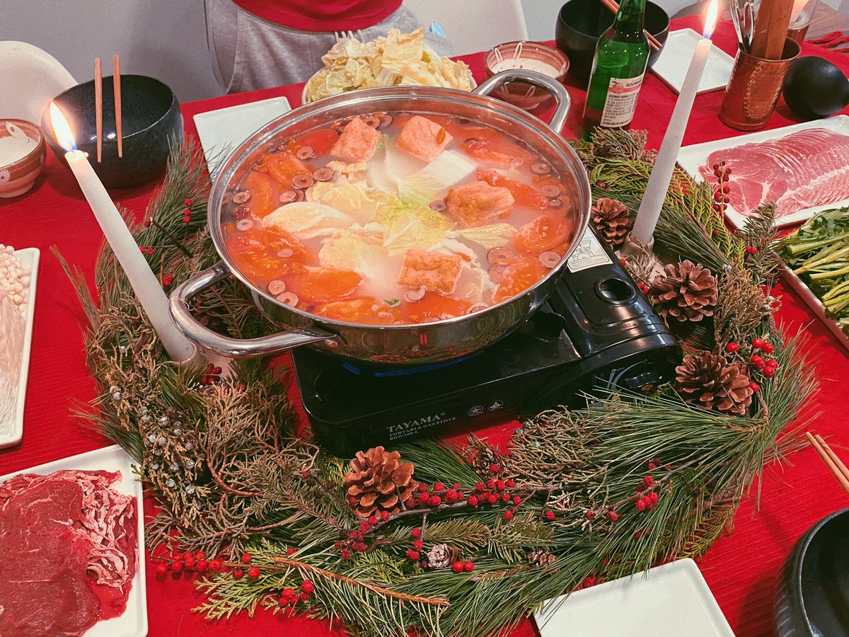 auds___'s tweet photo. 🥰🥘 We made a wreath for our Holiday Hotpot! ngl very nervous it was gonna catch on fire

Get you a sister who makes you homemade shabu shabu 💖💖💖 https://t.co/8vEts4Ed06