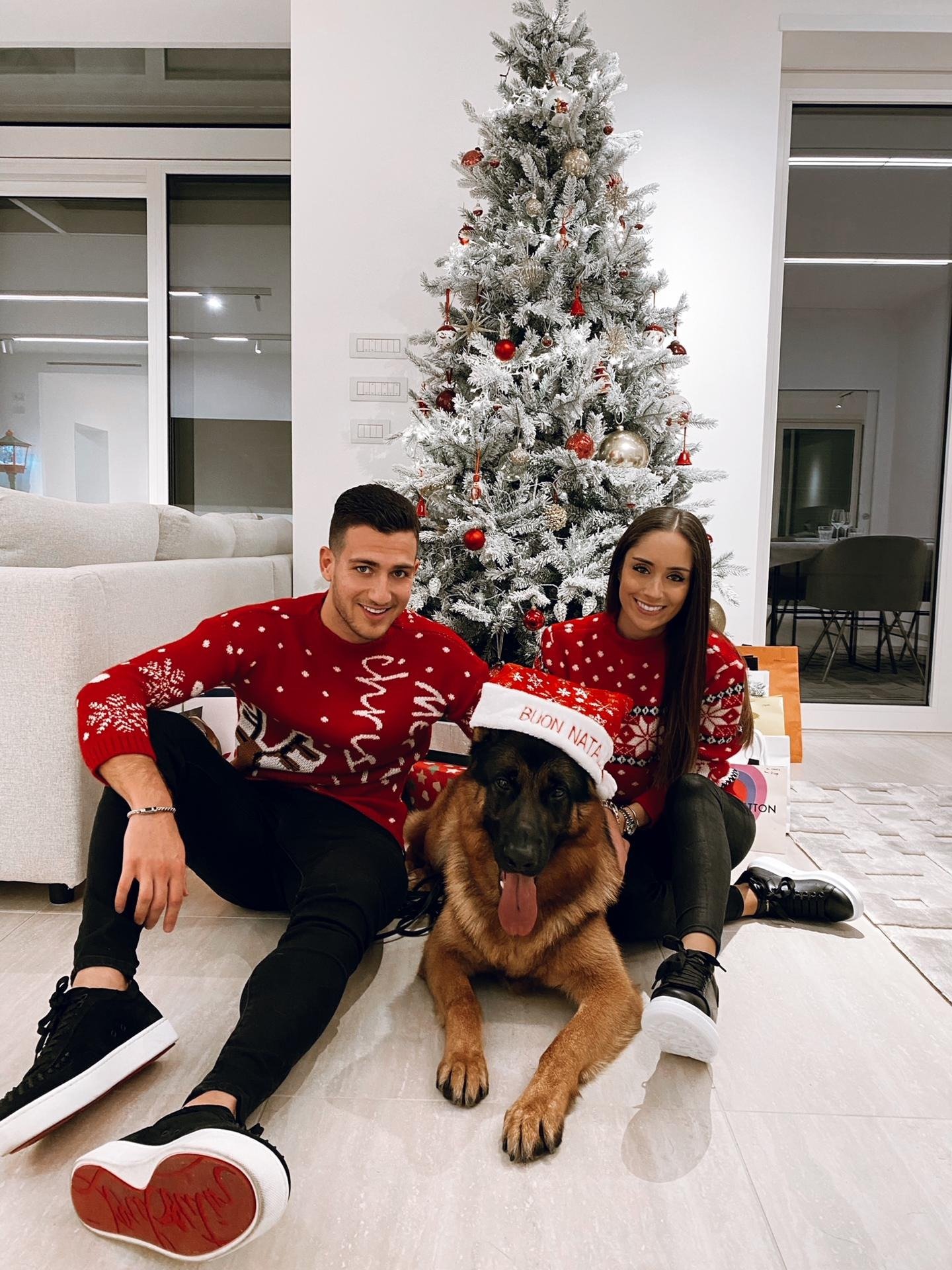 Diogo Dalot on X: "Merry Christmas everyone! 🎄🐶🎅 https://t.co/naheyzqY2R" / X
