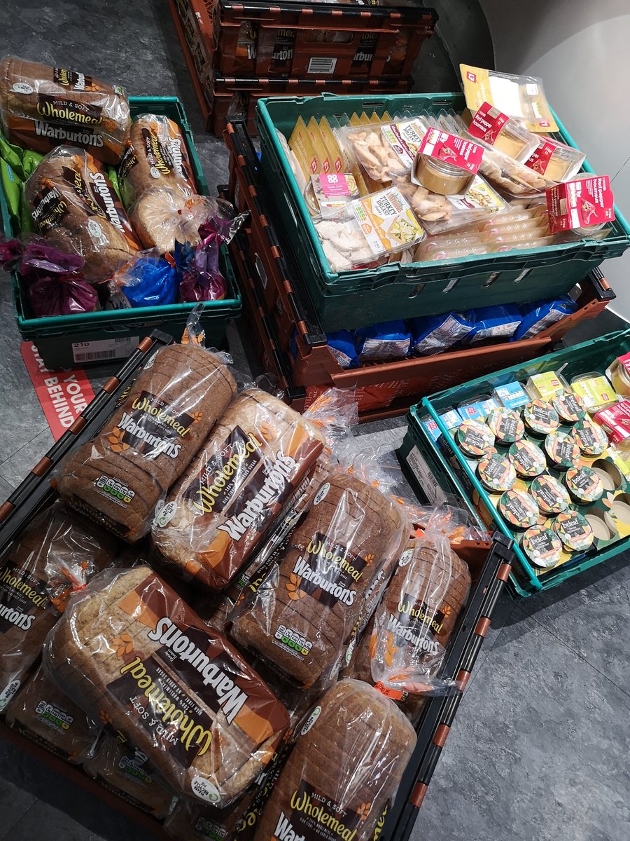 laurenYMCACdiff's tweet photo. Thank you @LlanrumneyHall for all these wonderful Christmas eve donations
Everyone at @YMCACdiff_Grp is so so so grateful
.
#YMCA #helpingthehomeless #Christmas2020 #workingtogether #feelingfestive https://t.co/GfaIeWG6iP