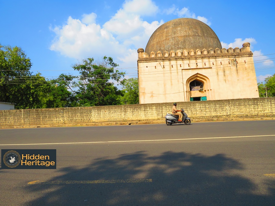 Over the weekend, will do a virtual walk-through of Kalaburagi dist, incl the hq. An interesting town, it seems to have more tombs/sq km than any other place I have seen; more than in either Bijapur or Bidar. Pic is of one of a pair, aptly called Jod Gumbad. Has a museum within.