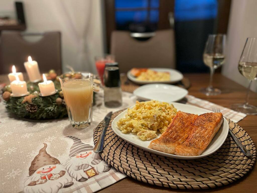 cernypetr's tweet photo. Veselé Vánoce všem #vanoce #ryba #salat #losos #vecere #christmas #dinner #fish #withlove https://t.co/NIvRYSgVJA https://t.co/rA1gaIxmV3