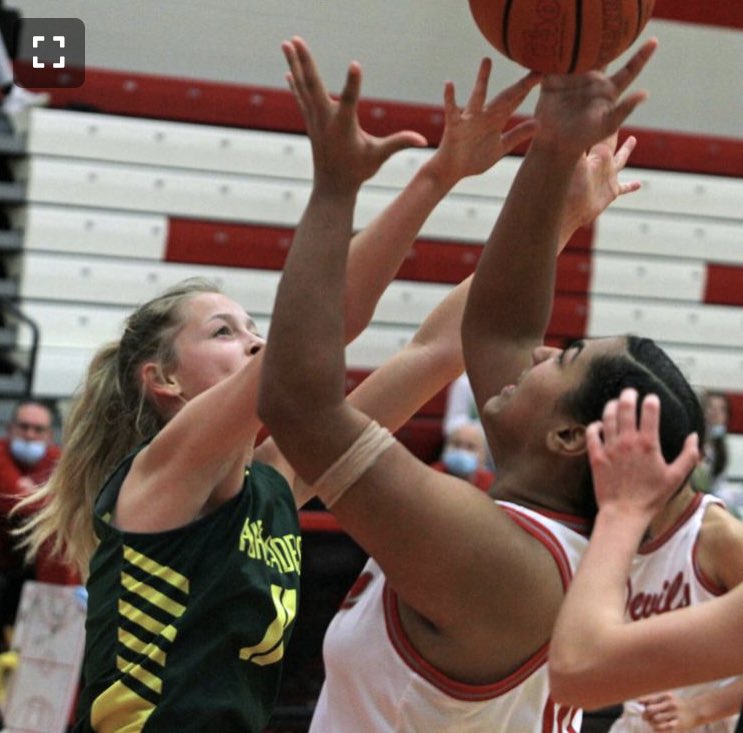 2023 Cadence Singleton (Jeffersonville) and 2023 Maranda Mason (Jeffersonville) both go for 10pts, in Jeff’s win against Floyd Central last night. @newsandtribune                                    <a href="/CadenceChante/">cadence 🦕</a> <a href="/MarandaMason21/">Maranda Mason</a>