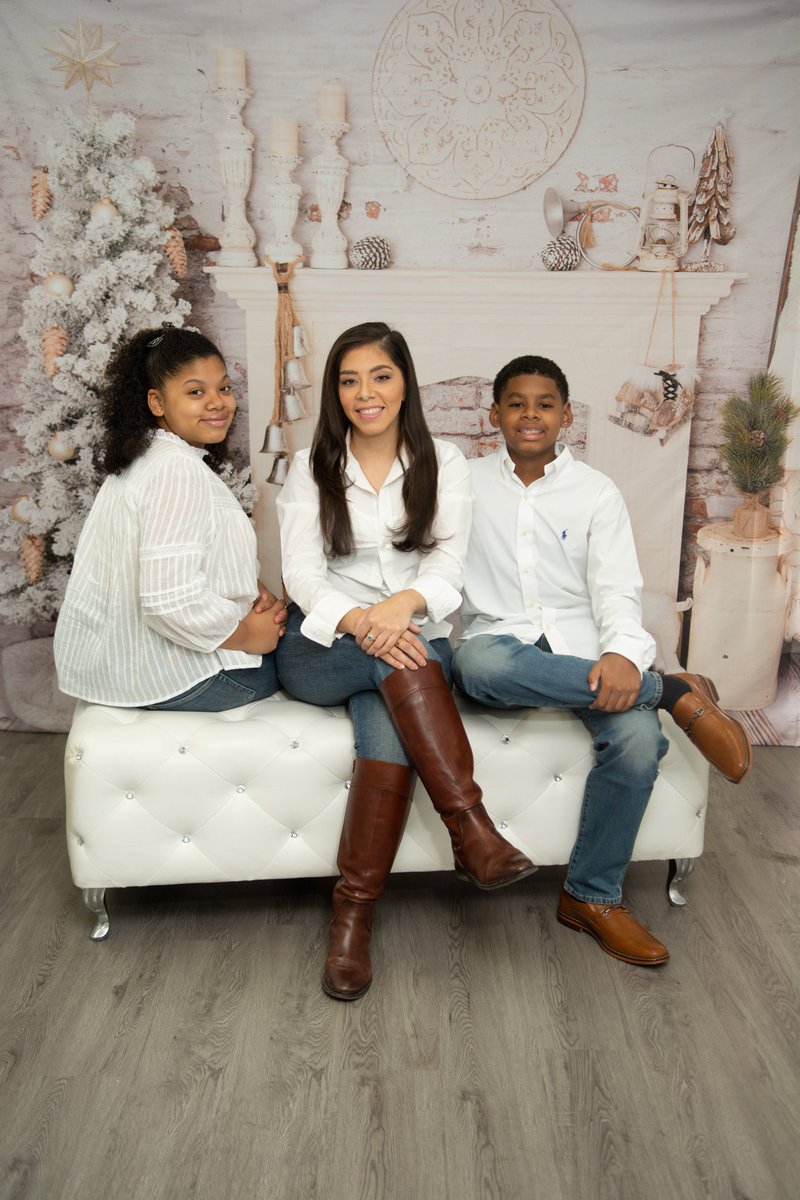 CinthiaForPhx's tweet photo. Though this year has been full of challenges, I hope you and your loved ones have a safe and healthy holiday season filled with love and happiness. 

My family and I wish all residents of District 7 a very Merry Christmas and Happy Holidays! https://t.co/ScBXKk5v1X
