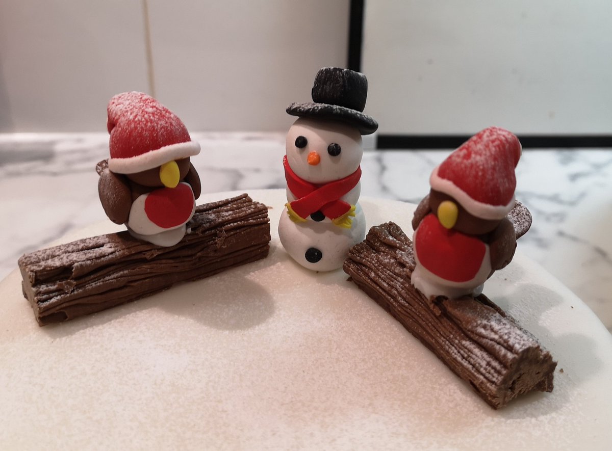 YeetureCreator's tweet photo. How did I spend my Christmas Eve evening?
Making  two grumpy robins and a snowman cake topper for mum's Christmas Cake. https://t.co/v1edoHK9Ct