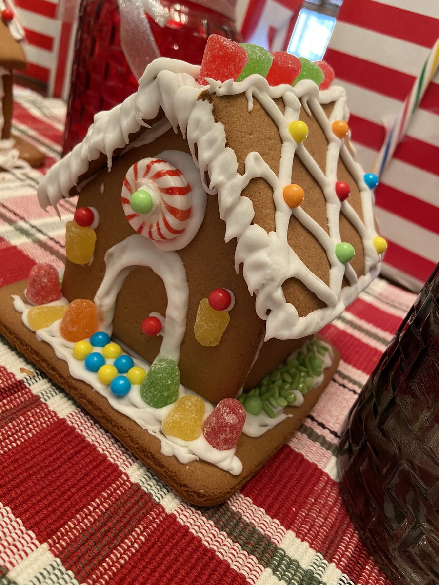 SarahGrace1504's tweet image. Had a family decorating contest. I won. 🏆😆 #futurebaker