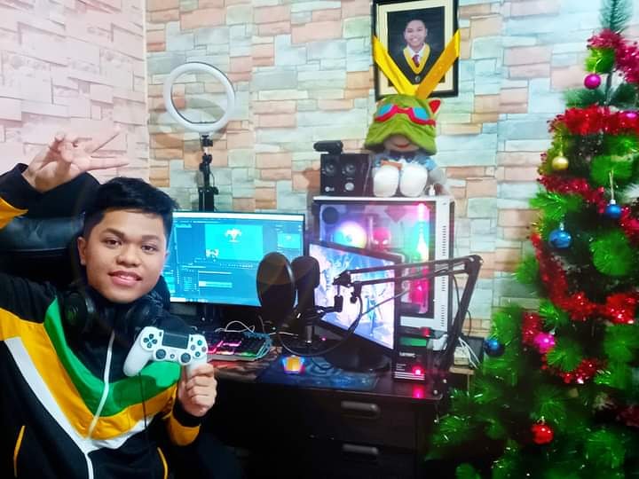 JomelleGaming's tweet photo. It's been a tough year for all of us and we know this Holiday season will be very difficult. We might be separated today, but we are still raising a glass for our good health and happiness from afar. Wishing everyone happy holidays and stay safe 🤗
#MerryChristmas #christmas https://t.co/yEwdnc9bHz
