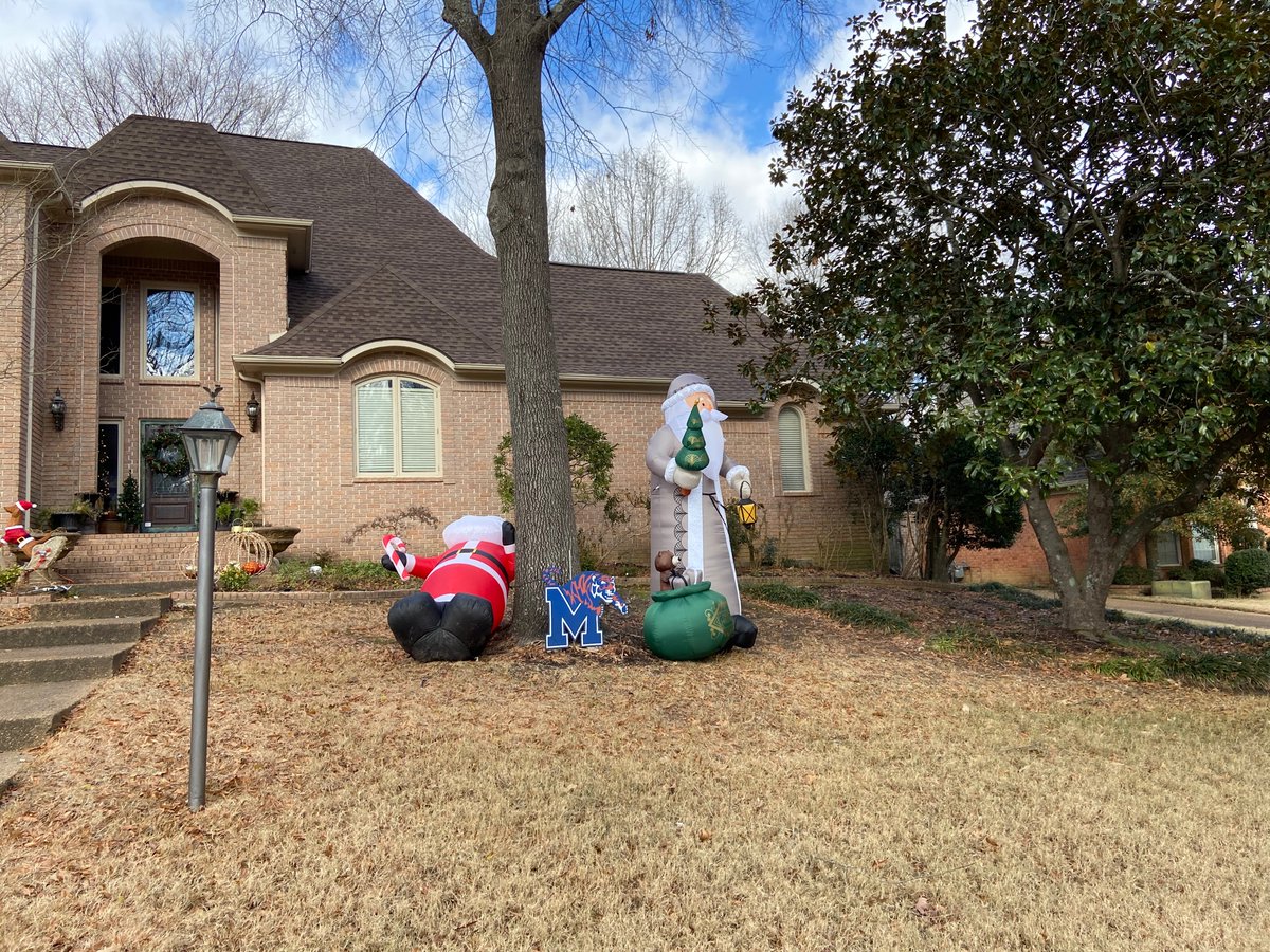 wigbone's tweet photo. If you ever wanted to know who would win a fight between #OldSchoolSanta and the #ModernSanta ...here’s your answer. #AintNoSchoolLikeTheOldSchool #PapaNoel #901 #TheDirtyDova https://t.co/q8SEVzCd0d