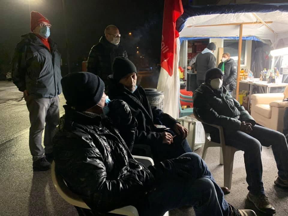 FIMCislStampa's tweet photo. #Voss Fuild Osnago il presidio continua anche nella notte di #Natale davanti ai cancelli dell’azienda per difendere il lavoro. Non cederemo  all’arroganza e alla rassegnazione di chi pensa di trattarci come pezze da stracci https://t.co/uBc74JQtH5