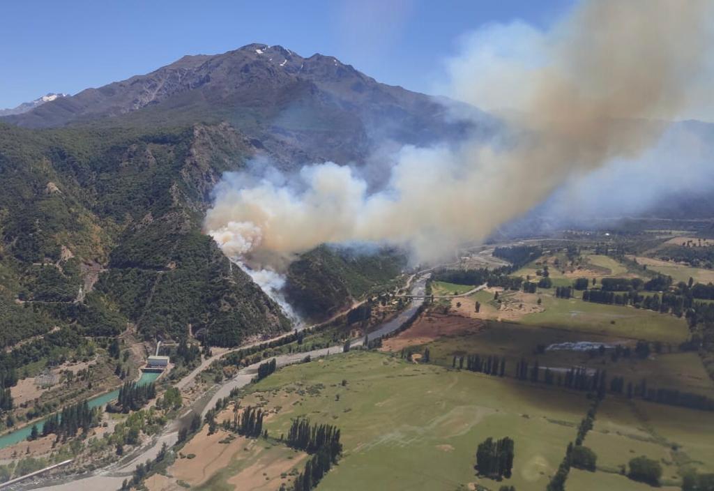 EN COMBATE #IFCurillinque, #SanClemente, región del #Maule

Afecta una superficie preliminar de 7 ha de vegetación natural.

En el lugar➡️3 técnicos, 7 brigadas, 3 helicópteros, 4 aviones cisterna y 1 helicóptero de coordinación de #CONAF junto a Bomberos de San Clemente....