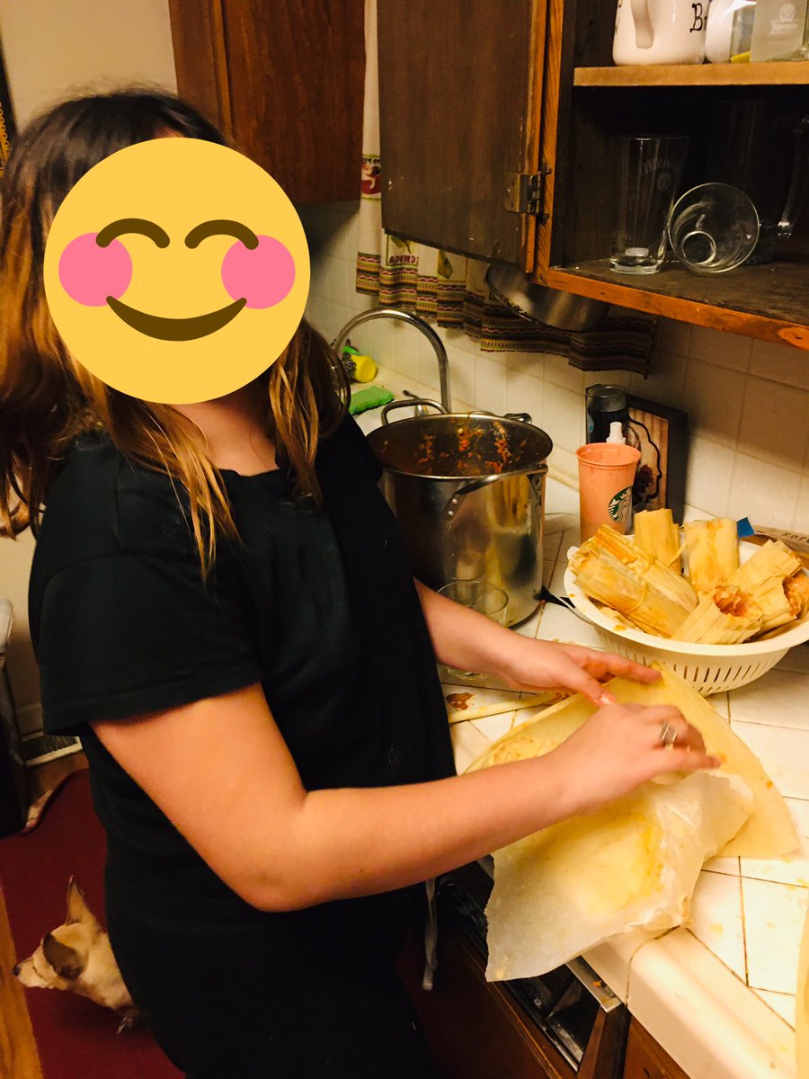 LittlestHellson's tweet photo. Making tamales with my mini me 🖤🇲🇽🫔🥰😋 #mexican #tamales #happychrystler #girlmom #myboo #memories #familia https://t.co/KMUDsAK7r6