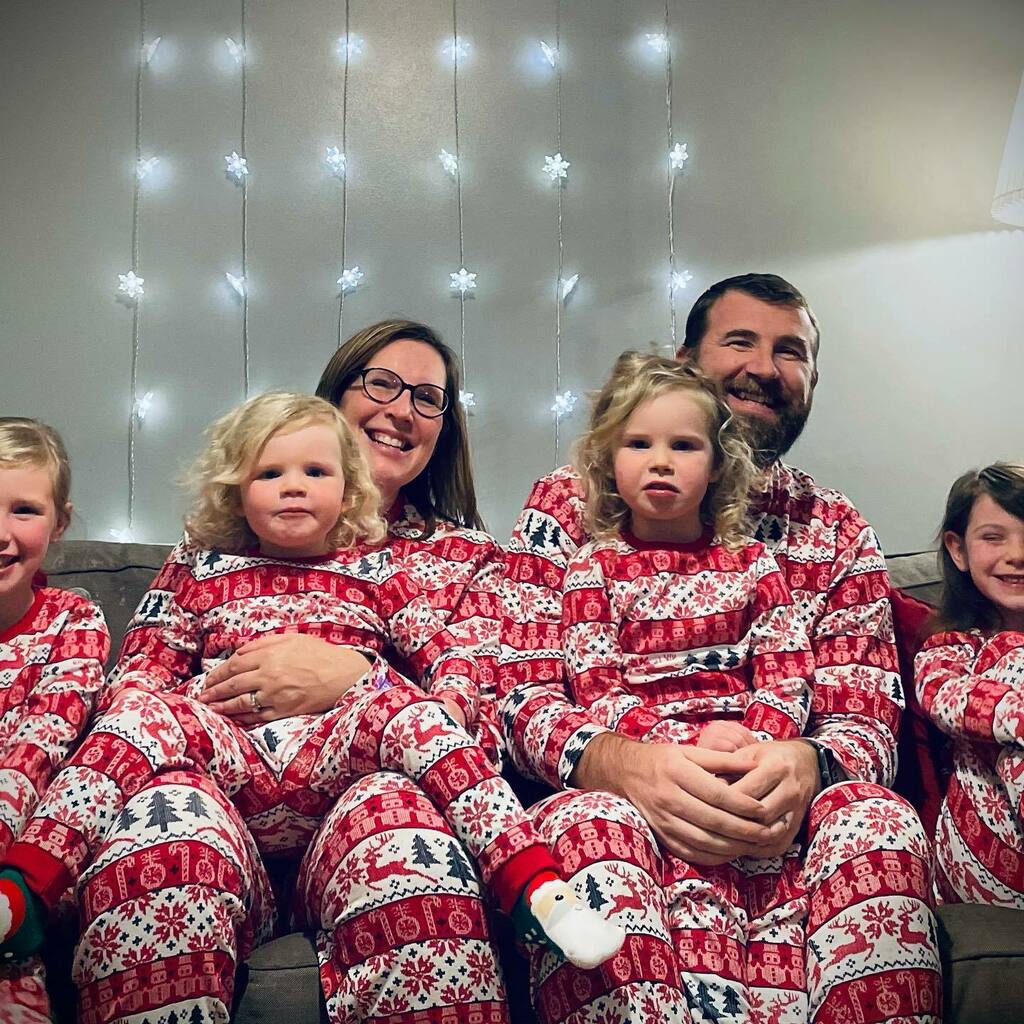 Darnold317's tweet photo. Merry Christmas from the Arnold Family! 🎄🎄🎄 https://t.co/wgODEPIZ1i https://t.co/QCsra3Phyf
