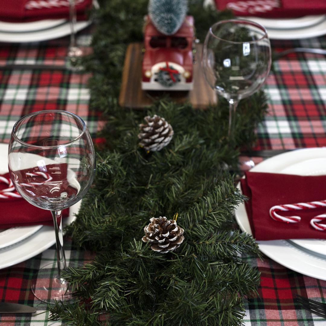 JohnRITZHome's tweet photo. 🎄Merry Christmas Eve!🎄
#RITZ #Christmaseve #holidays #johnritzenthalercompany #happyholidays #festivetable #holidaytable #christmastable #plaidtablecloth #napkins #rednapkins #candycanes #Christmas #holidayvibes #tistheseason #festive #tablescape #placesetting #tablesetting https://t.co/AxmXHFevZz