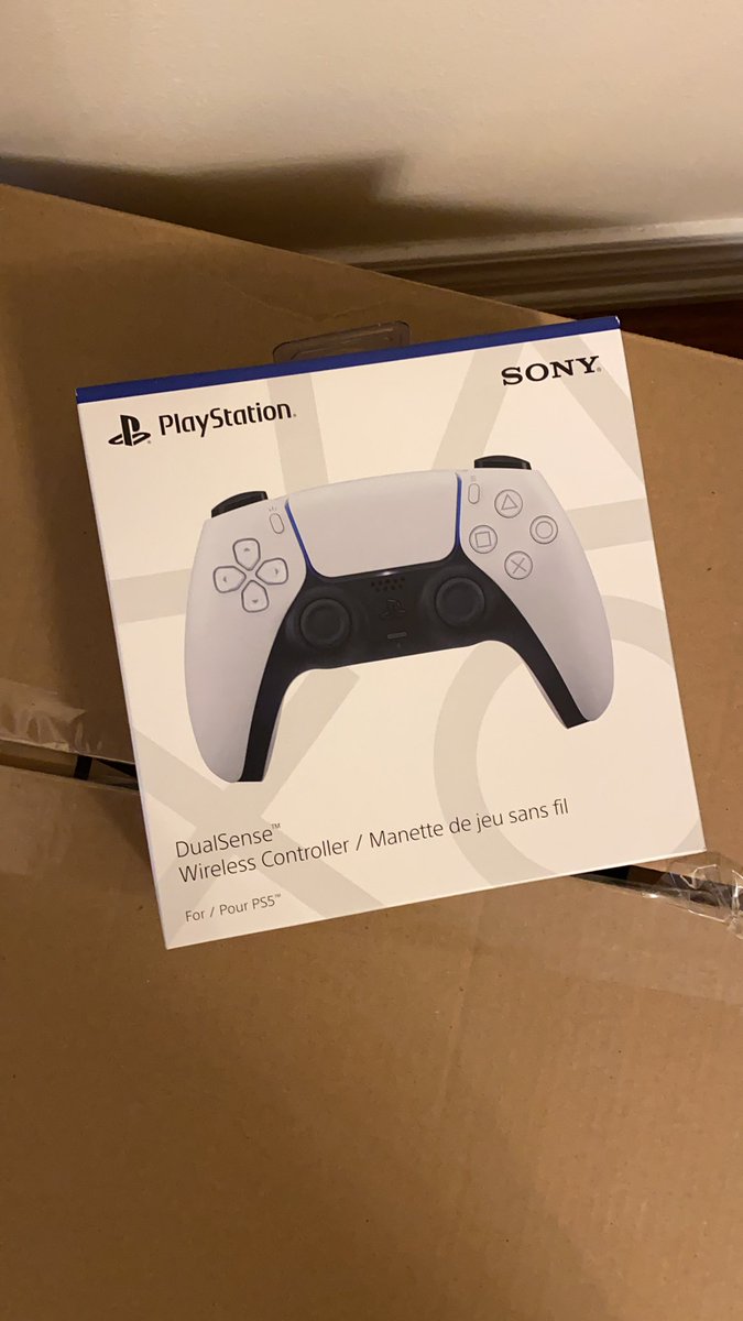 coplimited's tweet image. Christmas sale! Disc $720 shipped

With free extra controller (so you will get two)

*this was delivered today from Amazon (30mins ago). There is a small tear on the box so I dont wanna risk it with StockX. Please buy 🙃