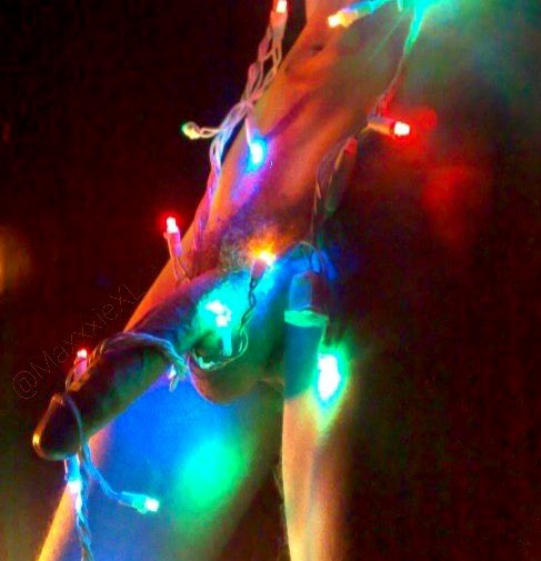 happy holidays! 🎄  are you expecting me under your tree? https://t.co/b9LHjR2vQY