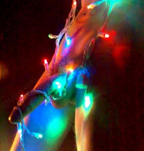 happy holidays! 🎄  are you expecting me under your tree? https://t.co/b9LHjR2vQY