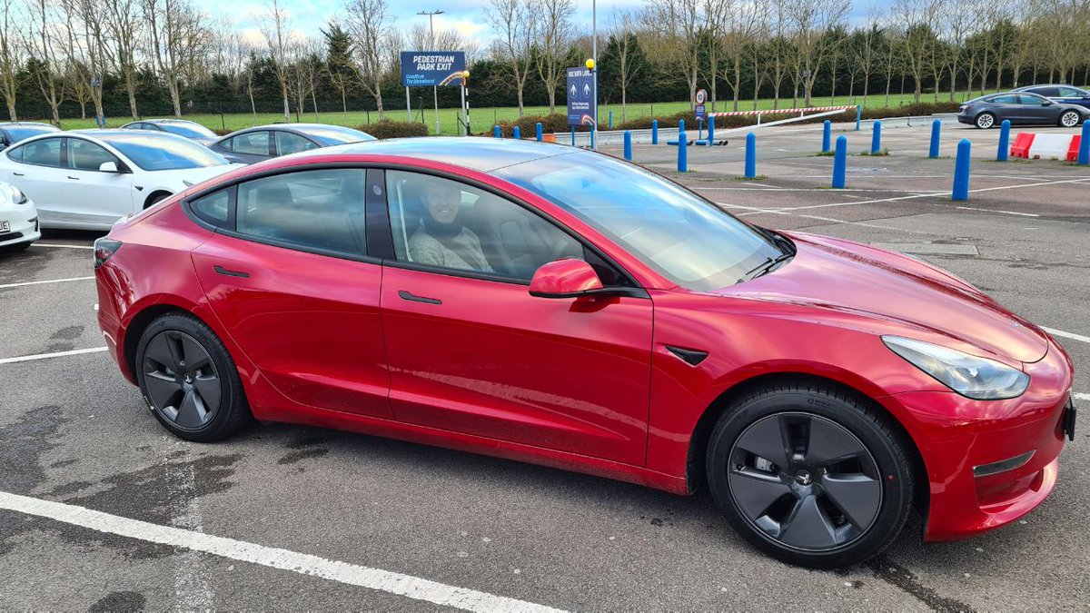 lookatbowen's tweet image. Your elves were fantastic at Thorpe park this afternoon. We picked up our Tesla Model 3, just in time for Xmas 🎁🎄We are so so happy! Such an awesome car! Merry Christmas #Tesla #Model3 🚗