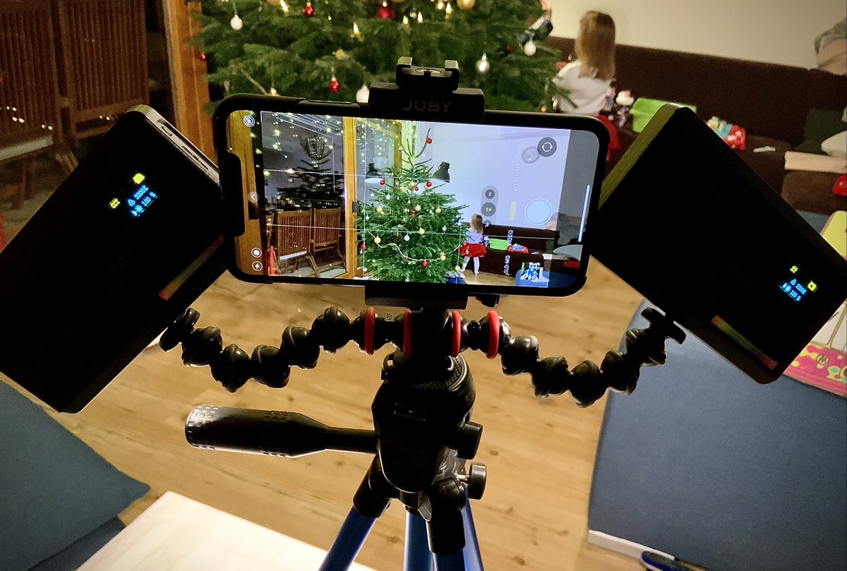 xab83's tweet photo. Akkor induljon a családi fotózkodás! 🤩📸💡🎄
#gadgetporn #ulanzi #vijim #vl196 #joby #iPhone11ProMax https://t.co/BsYf1ZG2gp