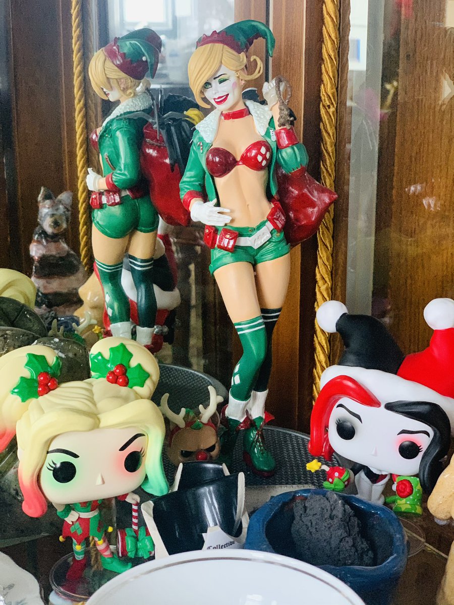 Transliterature's tweet image. Lifting up the madness of Christmas 2020. #HarleyQuinn #DCBombshell