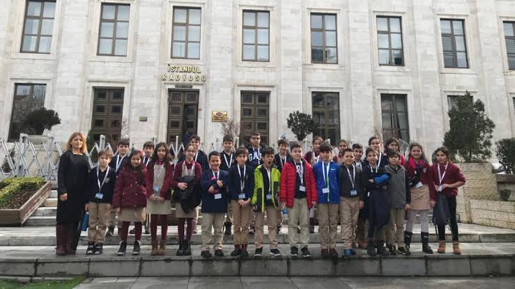 cemseymen's tweet photo. Son yıllarda beni bu kadar üzen bir tahribat olmadı. İstanbul Radyosu İstanbul'un kültür namusuydu. Gelecek kuşaklar dünyanın incisi İstanbul'da kültürel tarihi yerinde öğrenecekti. İkinci yıkım Salda golü. Üzerine titrenecek güzelliğe ucube evler koydunuz. Tarih affetmeyecek! https://t.co/eRM1c5tci3