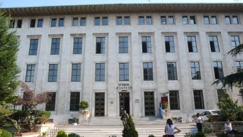 cemseymen's tweet photo. Son yıllarda beni bu kadar üzen bir tahribat olmadı. İstanbul Radyosu İstanbul'un kültür namusuydu. Gelecek kuşaklar dünyanın incisi İstanbul'da kültürel tarihi yerinde öğrenecekti. İkinci yıkım Salda golü. Üzerine titrenecek güzelliğe ucube evler koydunuz. Tarih affetmeyecek! https://t.co/eRM1c5tci3