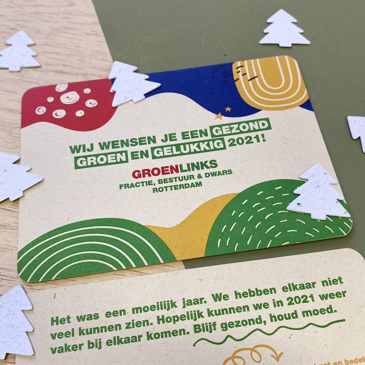 groenlinksrdam's tweet photo. Wij wensen iedereen fijne feestdagen en een gezond en groen 2021. 🍀
Zorg goed voor elkaar! ❤️
#kerst #nieuwjaar #bloomyourmessage #bloeiconfetti https://t.co/S7YFpQxRhB