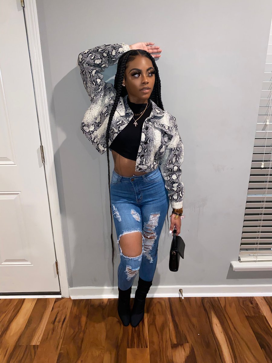therealxomiaj's tweet photo. pretty little thing for him to wait on. https://t.co/r8sgktMZP1