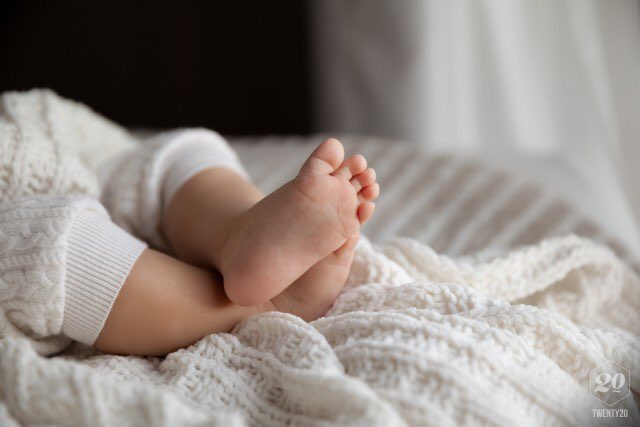 К чему снится ноги ребенка. Детские ножки в пледе. Ножка младенца одеяло. Ножки ребенка в одеяле. Фотосессия родителей и ребёнок ноги под одеялом.