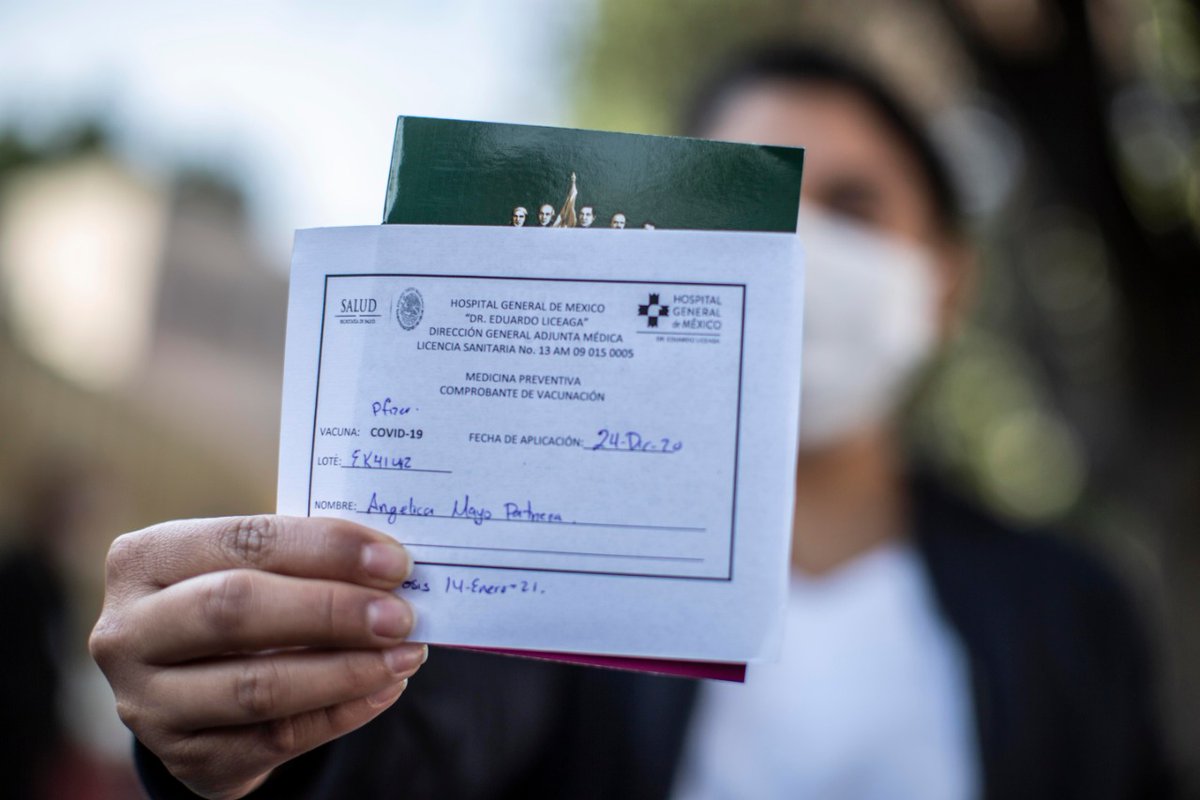 Pajaropolitico's tweet photo. Personal médico que está en la #PrimeraLínea de atención de la pandemia recibe este 24 de diciembre la primera vacuna contra COVID-19.

📸Fotos: @CarloEchegoyen https://t.co/ZC4VYW2BQl