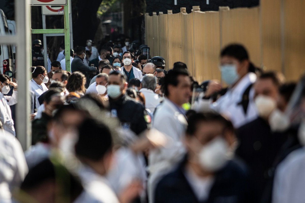 Pajaropolitico's tweet photo. Personal médico que está en la #PrimeraLínea de atención de la pandemia recibe este 24 de diciembre la primera vacuna contra COVID-19.

📸Fotos: @CarloEchegoyen https://t.co/ZC4VYW2BQl