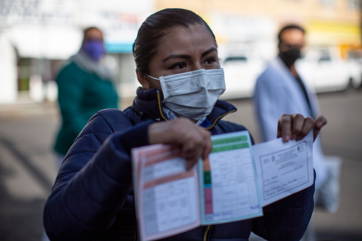 Pajaropolitico's tweet photo. Personal médico que está en la #PrimeraLínea de atención de la pandemia recibe este 24 de diciembre la primera vacuna contra COVID-19.

📸Fotos: @CarloEchegoyen https://t.co/ZC4VYW2BQl