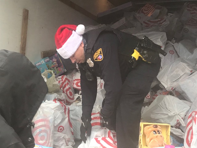 CLEMetroSchools's tweet photo. Before break, CLE police 2nd District distributed presents to students from Clark, Scranton, Buhrer &amp; Luis Munoz Marin. Thank you, 2nd District for this annual event. Learn about other events  modified for safety from COVID this year. https://t.co/2sj2ipn1br @ClevelandPolice https://t.co/5eu74VTFaa
