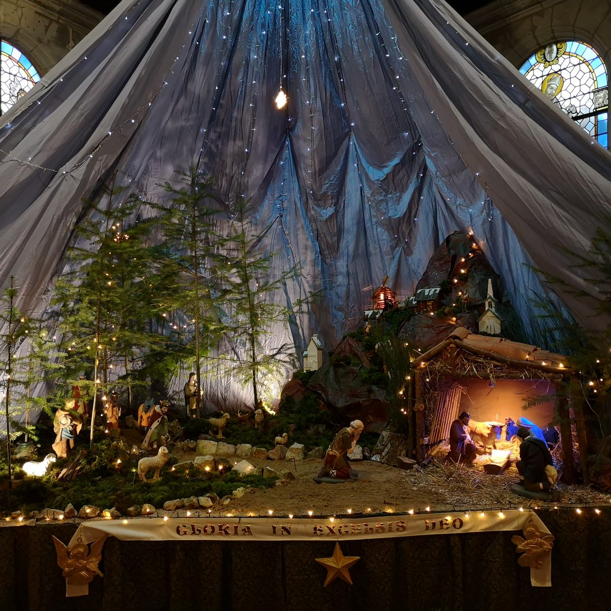 louisducdanjou's tweet photo. Comme tous les Français réunis devant la crèche ou le sapin, avec la princesse Marie-Marguerite et nos enfants, nous pensons à tous ceux qui, seuls ou en famille, retrouvent l'espérance dans le mystère de Noël après cette terrible année.
Que Notre-Dame protège la France https://t.co/G3SubWQsrZ