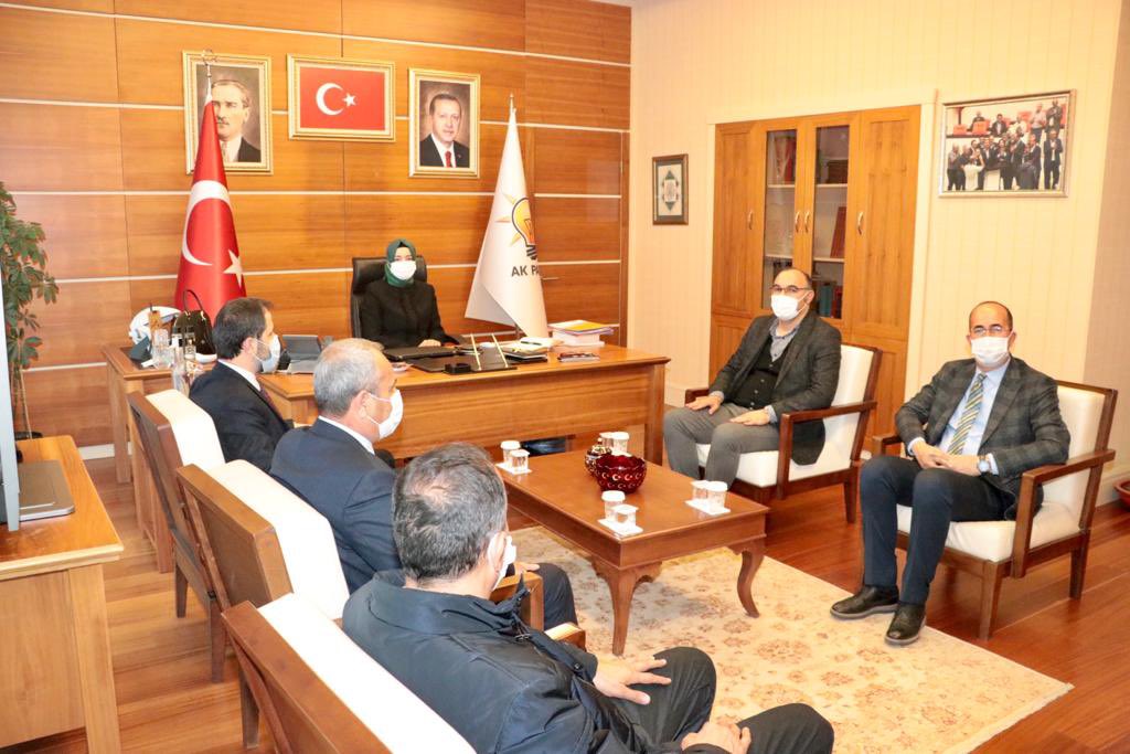 drbetulsayan's tweet photo. Hakkari’den misafirlerimiz vardı.

İl Başkanımız Emrullah Gür, belediye başkanlarımız İsmail Demirci, Dırbaz Büyüksu, Tahir Saklı ve Ensar Dündar’la, belediyelerimizin sosyal çalışmalarını değerlendirdik. https://t.co/vU2AIvd86c