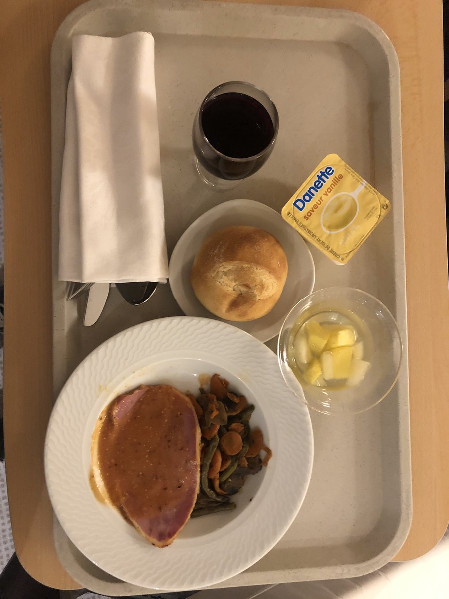 Voilà le dîner de Noël en EHPAD de luxe. Choqué.