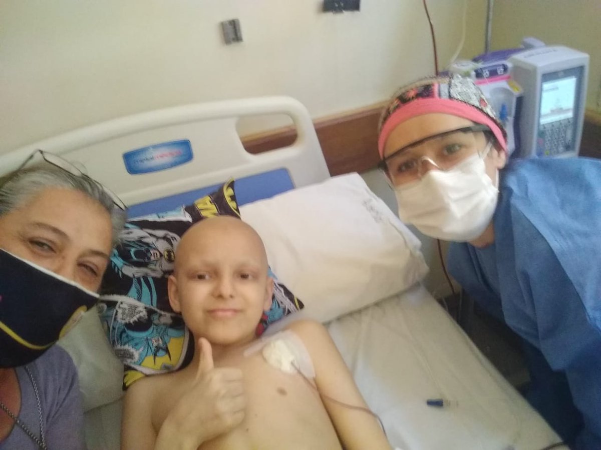 Señores me cuenta Luis que en el día de ayer Joaco se descompensó y hubo que internarlo para hacerle una transfusión de sangre. Hoy ya está en la casa mejor.

Así q les ORDENO disfrazarse de Papá Noeles tuiteros por hoy así le hacemos un regalito a este campeón mundial de la vida