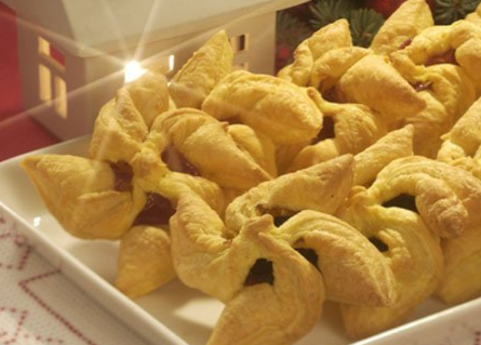 For sweet stuff Finns eat gingerbread, confectionery, puff pastry prune pasties and glögi, mulled wine. The prune pasties are my favorite. They're the perfect mix of slightly salty pastry and sweet prune jam in the middle.