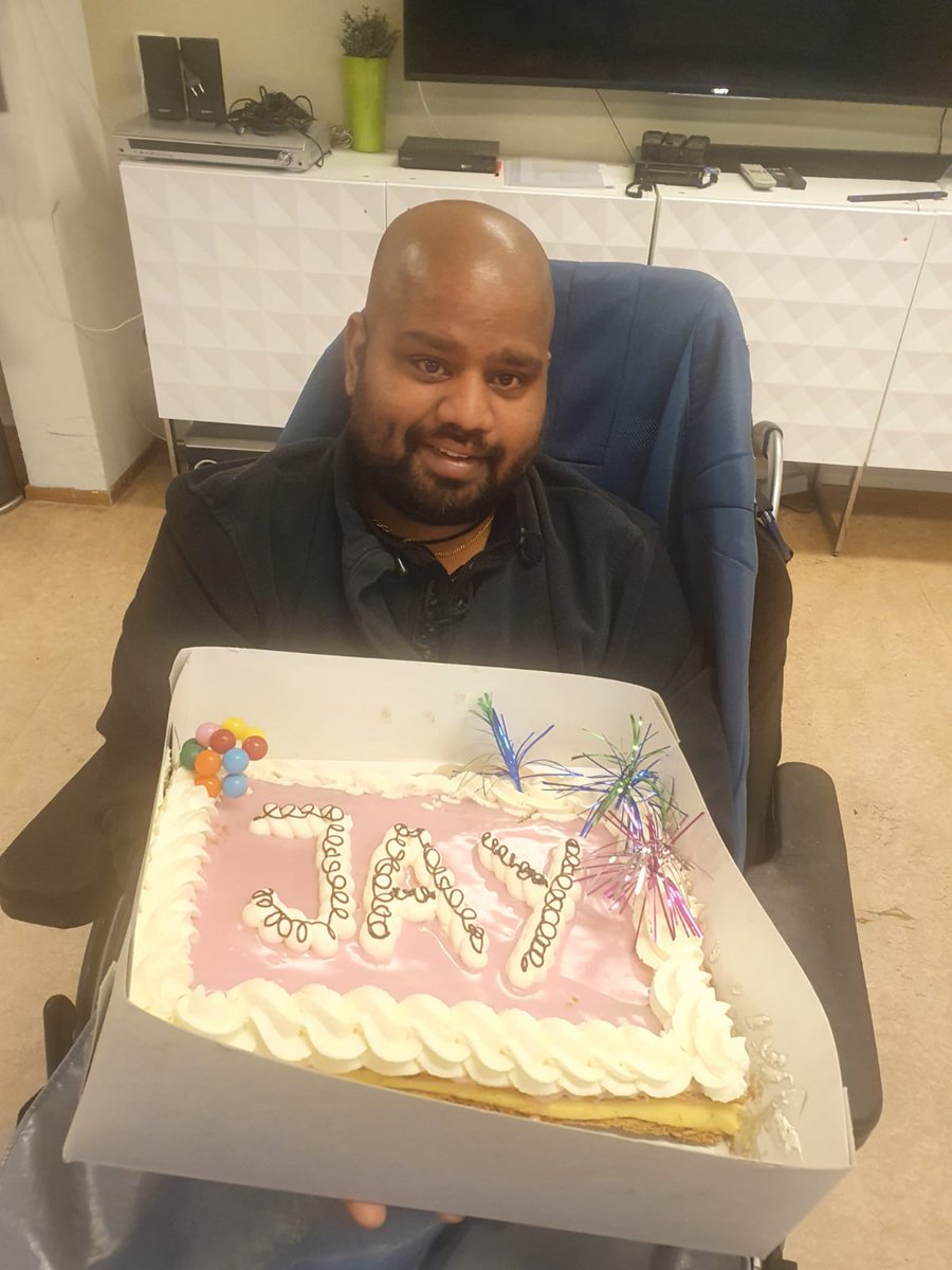 Jayind3's tweet image. Voor mij  verjaardag 05 oktober  taart van de  finceel directeur gekregen  twan