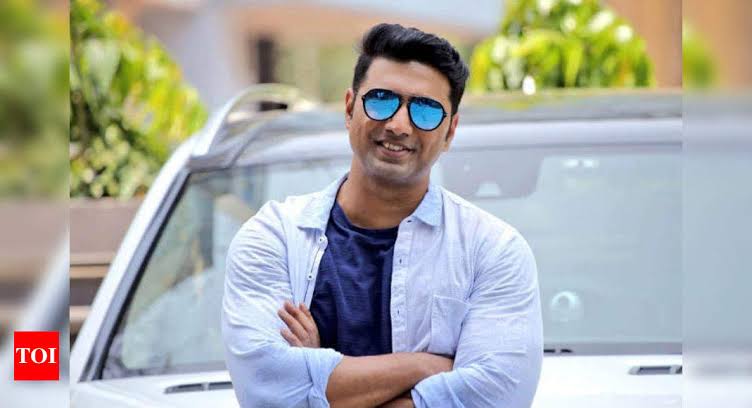 your_sayan's tweet photo. @idevadhikari dada happy birthday🎂 ❤ .1.Ami sei sayan je tomak duber letter diye chilo. 
2. Soumitra sir jedin chole gelen #nandan er samne tumi @RukminiMaitra di sesh yatra tar time rastar par hoye rest nichile 3 min er jonno r keu chilo na.sedino ami chilam just 1 ft distance https://t.co/H3vVYaPxQR
