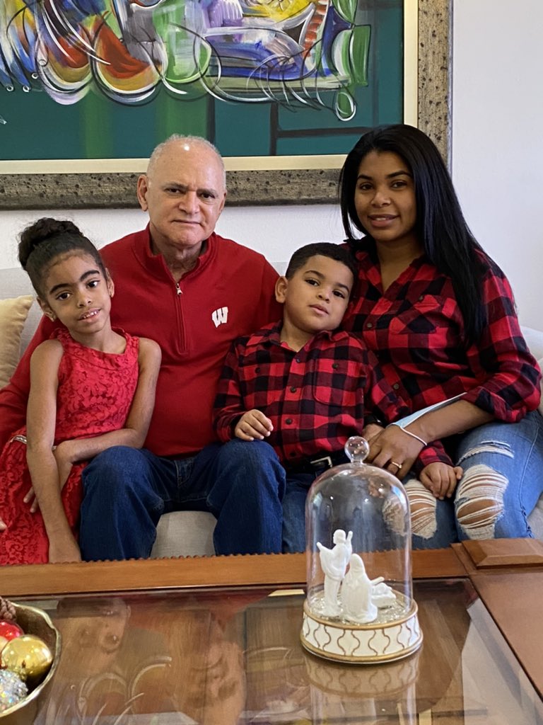 Urologodrperezg's tweet photo. Ellos son parte de mi familia y agradecido por eso @neomedical #neomedical #drteofiloperez https://t.co/7aXIiU78ZF