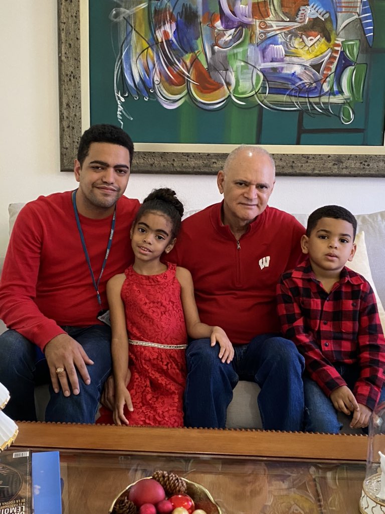 Urologodrperezg's tweet photo. Ellos son parte de mi familia y agradecido por eso @neomedical #neomedical #drteofiloperez https://t.co/7aXIiU78ZF