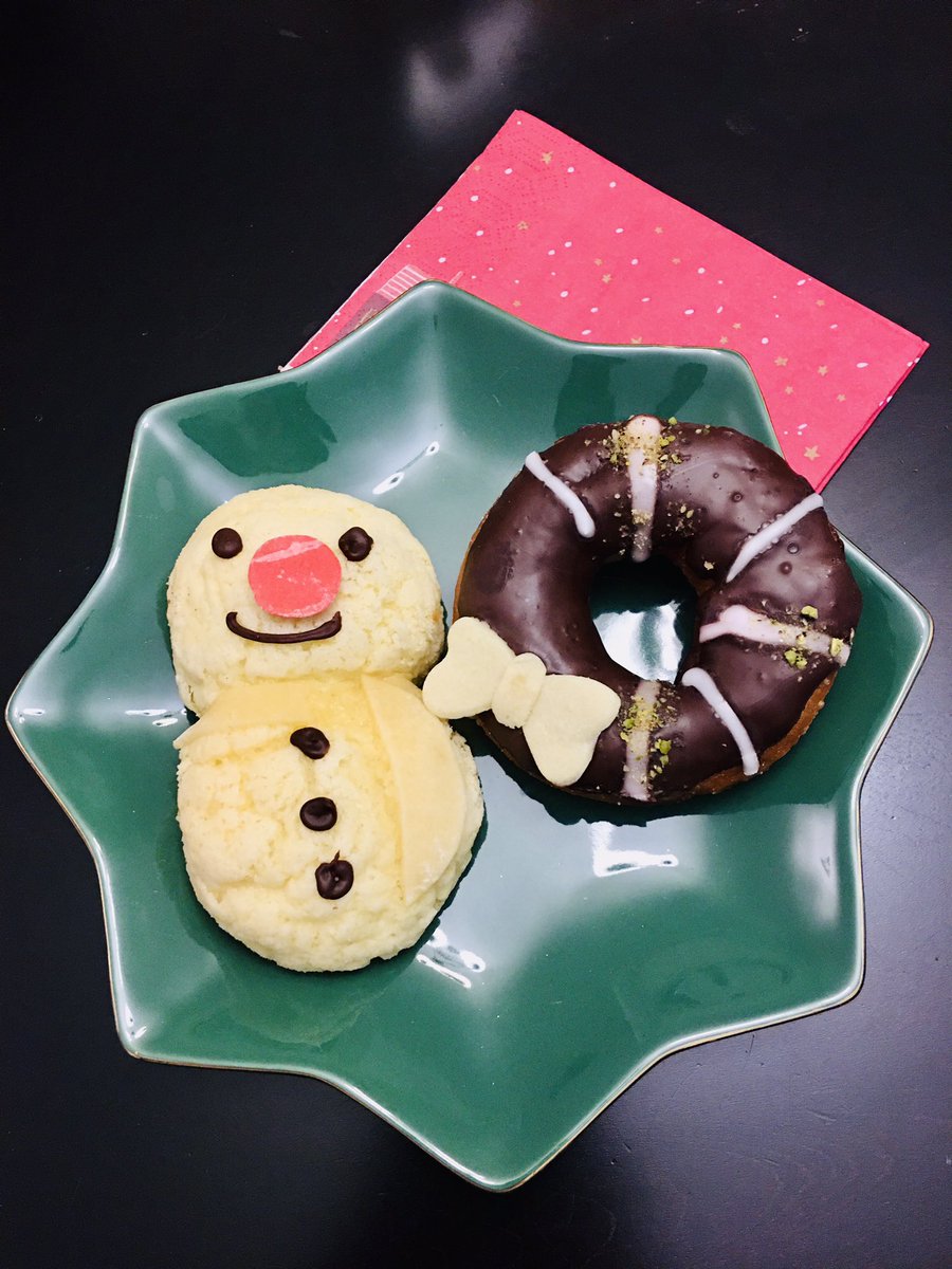FelicitySCan's tweet photo. The perfect Christmas Eve snack? These adorable sweet treats from @YAtelier in @AbuDhabiMallUAE ⛄️ 🍩 😋 #Santasnack #presentwrappingfuel https://t.co/3KSIOyeqFd