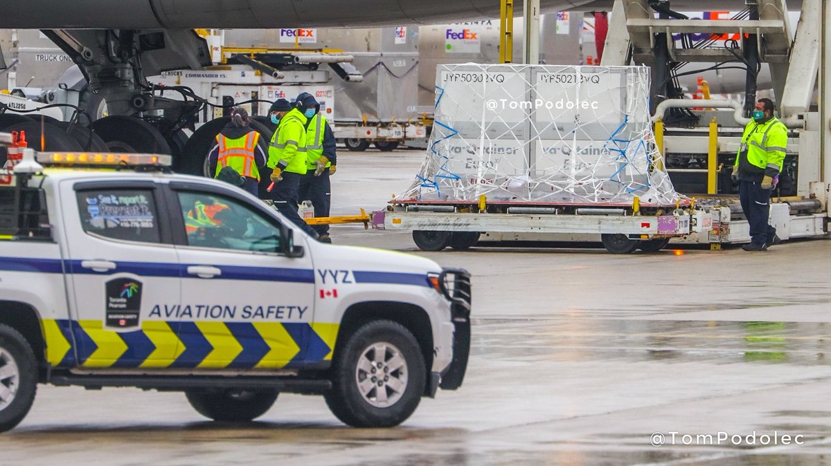 TomPodolec's tweet image. PHOTOS Moderna #COVID19 Vaccine arrived in Toronto this afternoon on board Fedex #FX25 from Paris. 
N852FD Boeing 777-FS2
•
Video to follow later this afternoon.