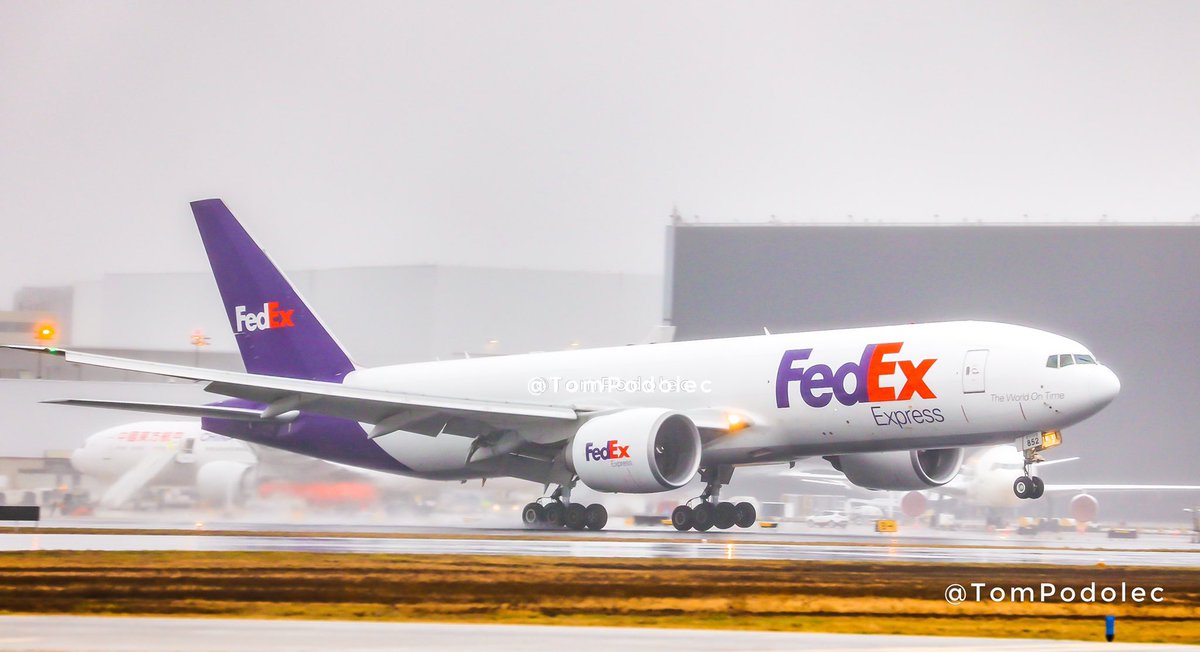 TomPodolec's tweet image. PHOTOS Moderna #COVID19 Vaccine arrived in Toronto this afternoon on board Fedex #FX25 from Paris. 
N852FD Boeing 777-FS2
•
Video to follow later this afternoon.