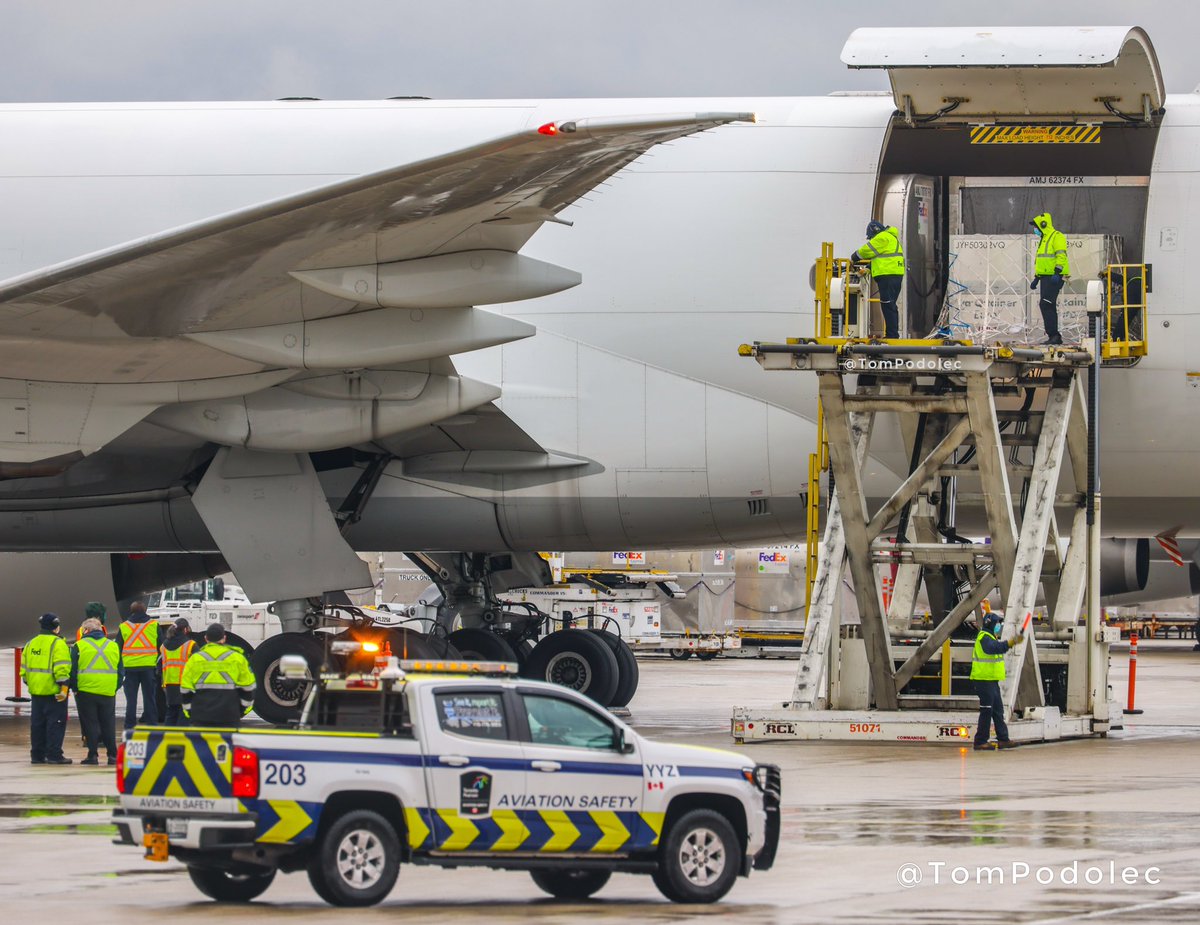 TomPodolec's tweet image. PHOTOS Moderna #COVID19 Vaccine arrived in Toronto this afternoon on board Fedex #FX25 from Paris. 
N852FD Boeing 777-FS2
•
Video to follow later this afternoon.