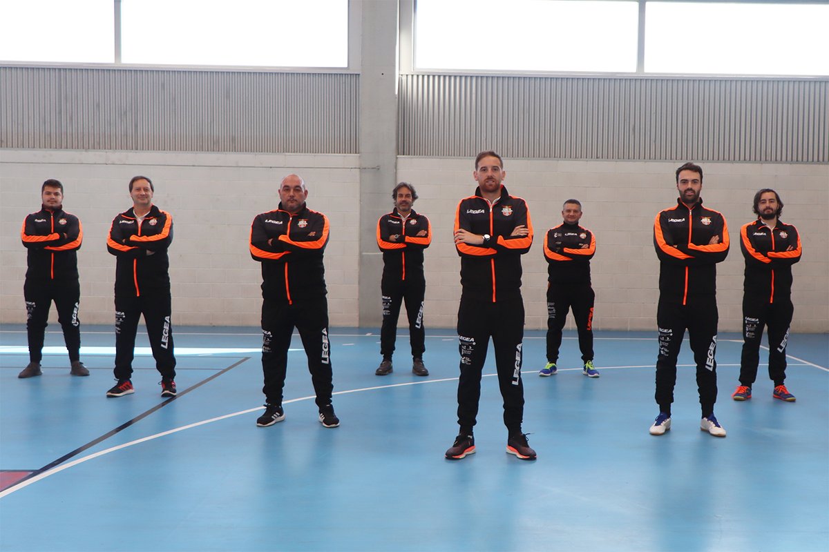 💪⚽️ APOSTANDO PARA CRECER ‼️

Un cuerpo técnico de lujo para un <a href="/amarellefsf/">Viaxes Amarelle FSF</a> que afronta una temporada complicada en la vuelta a la élite del futsal femenino

#FutsalFemenino #PrimeraRfefFutsal #CuerpoTecnico #vamosNaranjas

* más info en amarellefsf.com/noticias/prime…